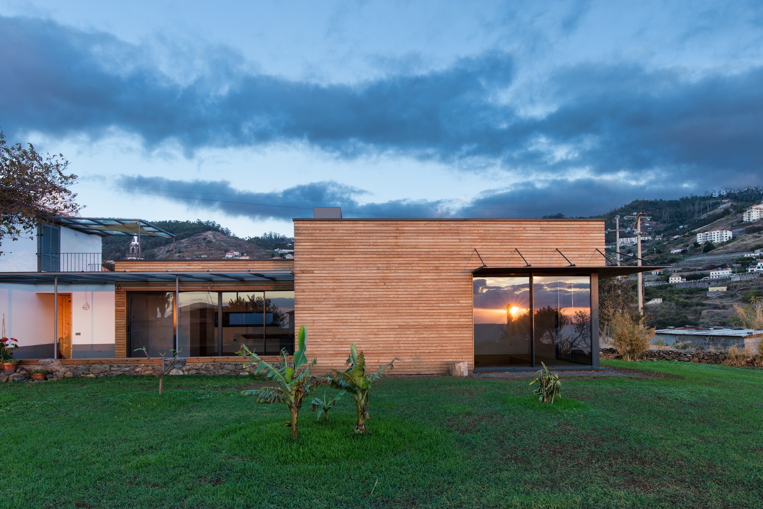 葡萄牙马德拉岛乡村景观中的典型马德兰房屋翻新与扩建-41