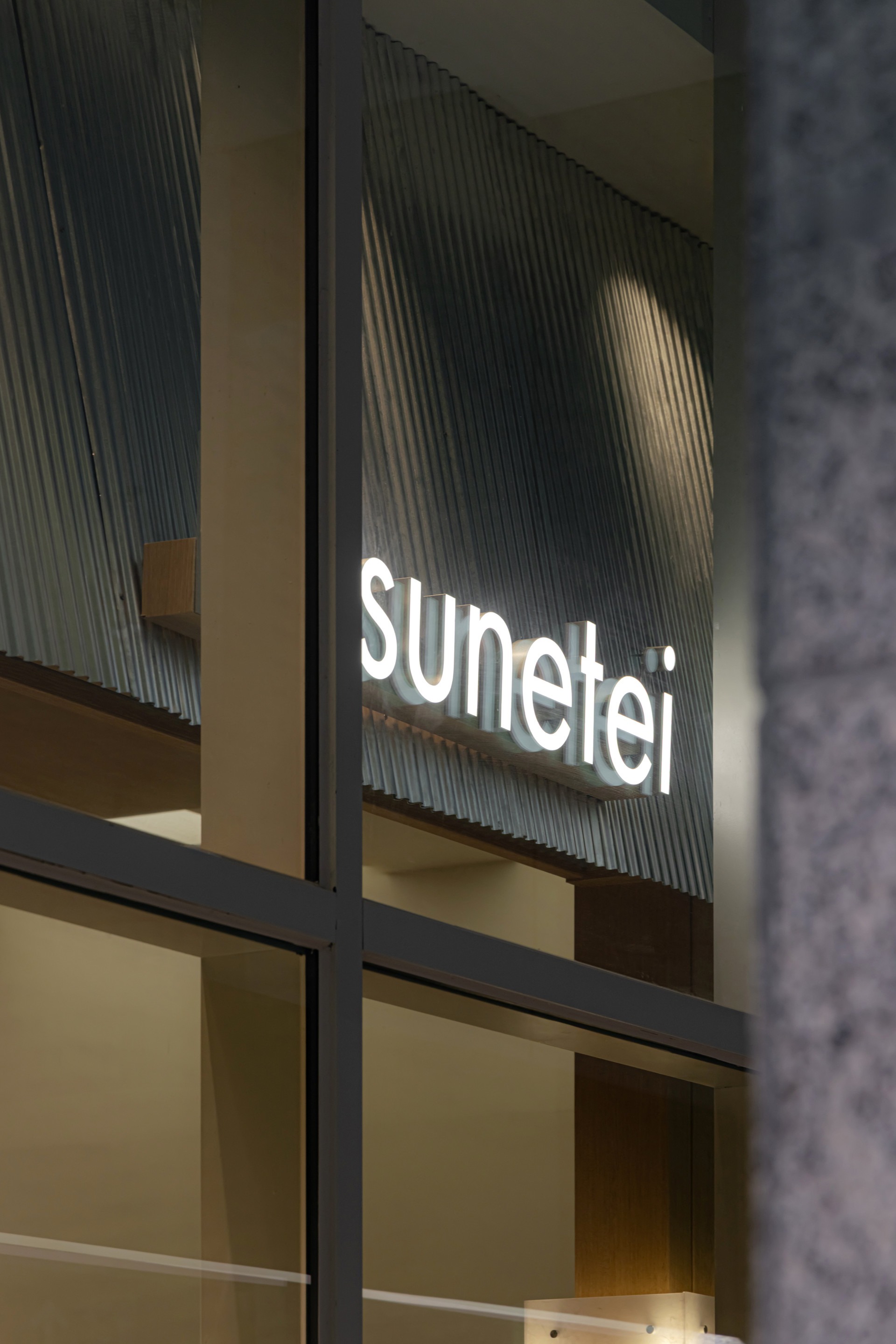 由于Kitsunetei可能是一个特定的名称（如店铺名、人名等），没有通用的对应翻译，无法进行准确翻译 丨Docent Design-19