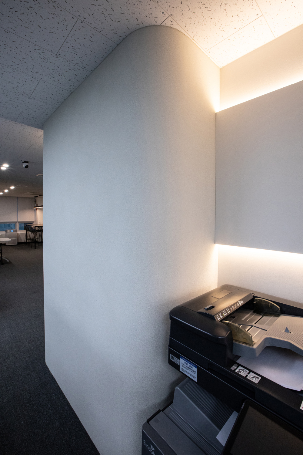 白色与木色的极简奢华 | 100 平米办公室的优雅内饰-20