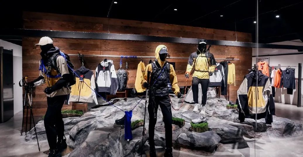 安德玛 首家户外会员店，工业未来风-4