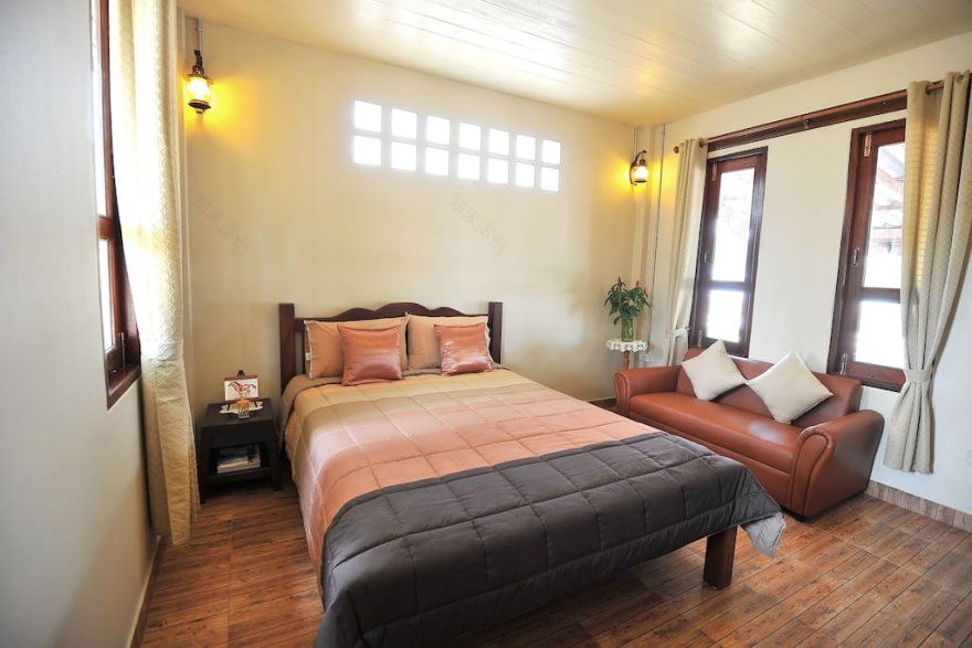 单层抬高地台带中央鱼池的现代风格住宅-13