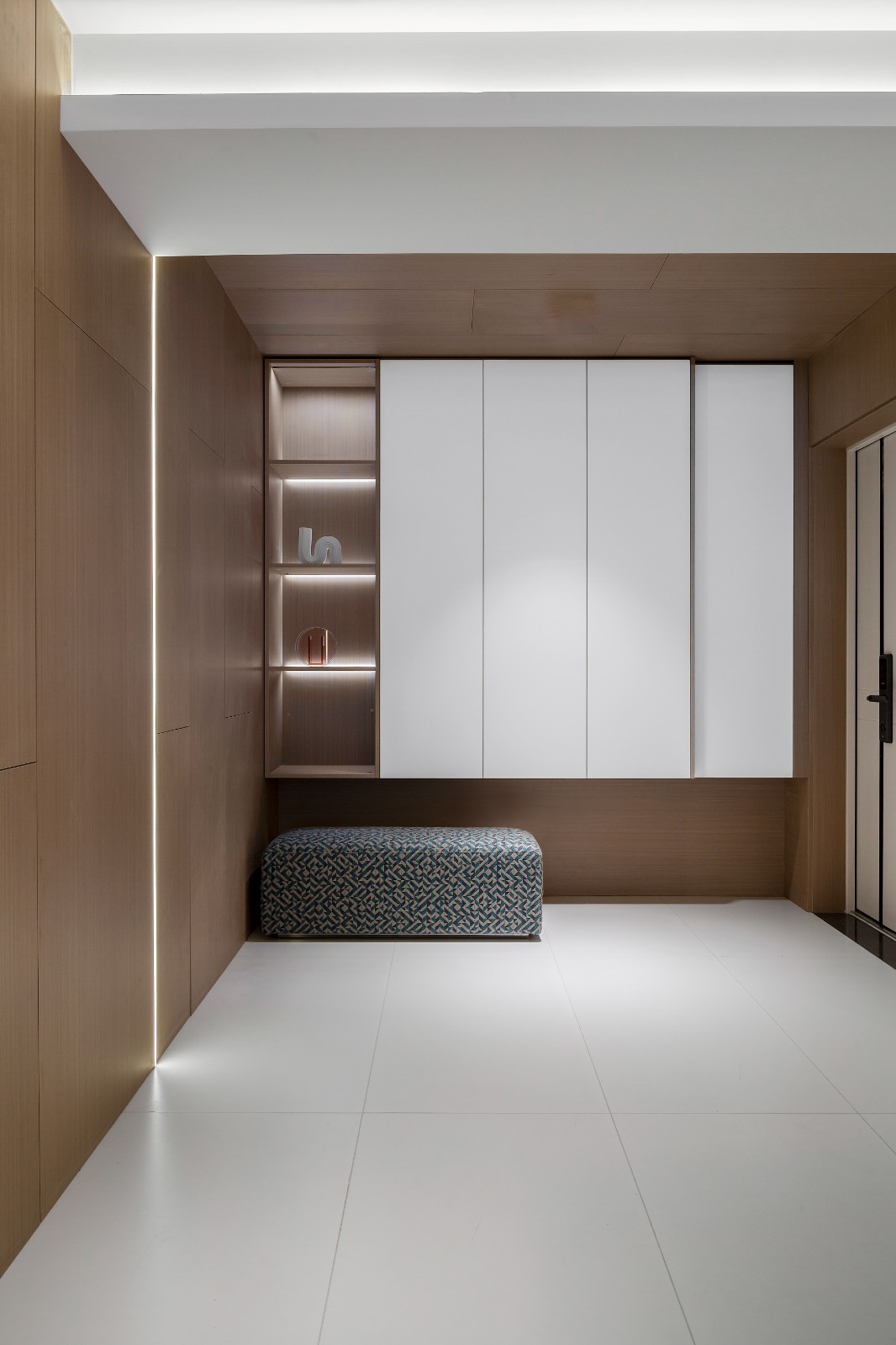 琐碎空间大改造 | 220 平经典现代风设计，灯光与质感的完美结合-22