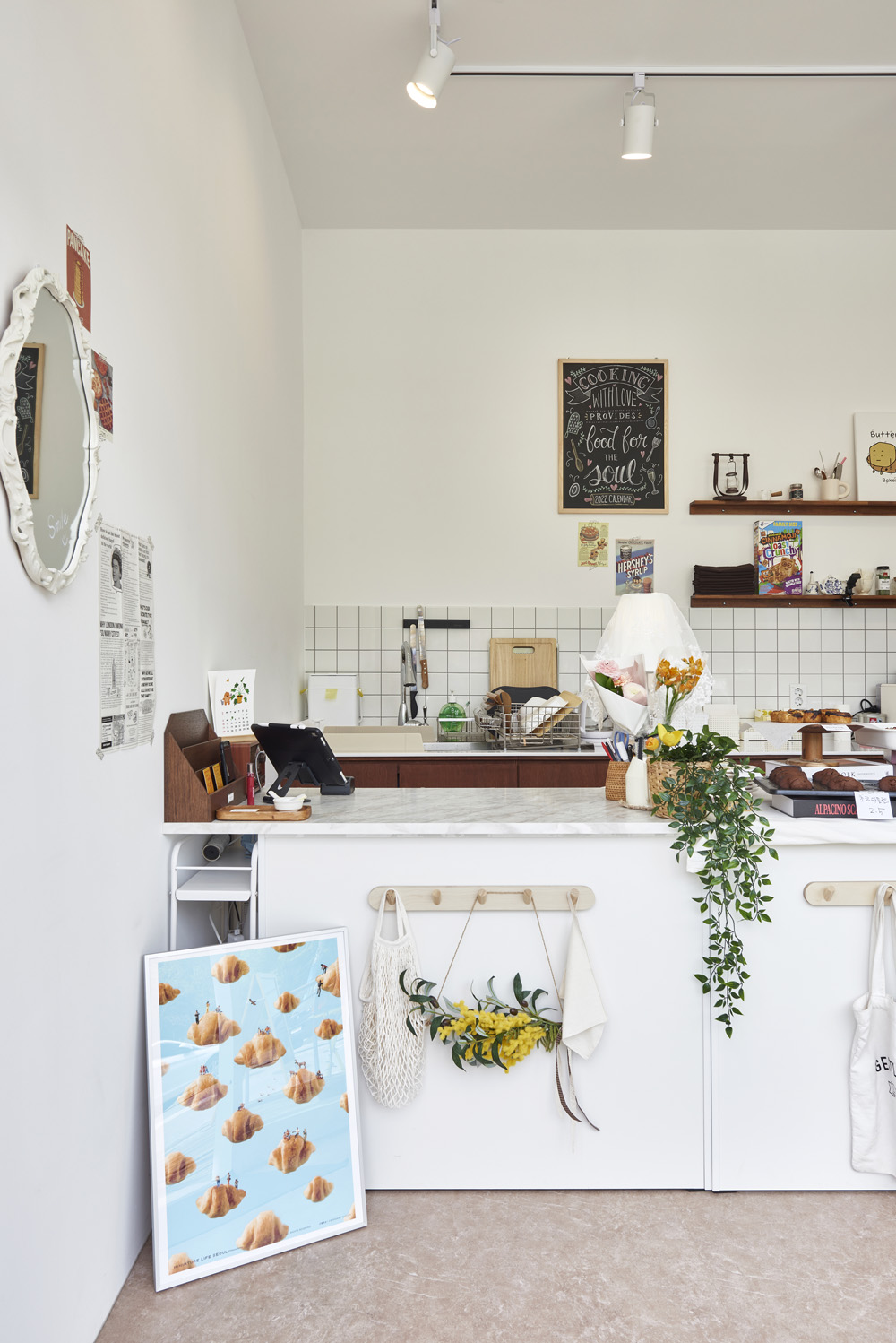 白色与木质，简约的 7 平小咖啡厅设计-10