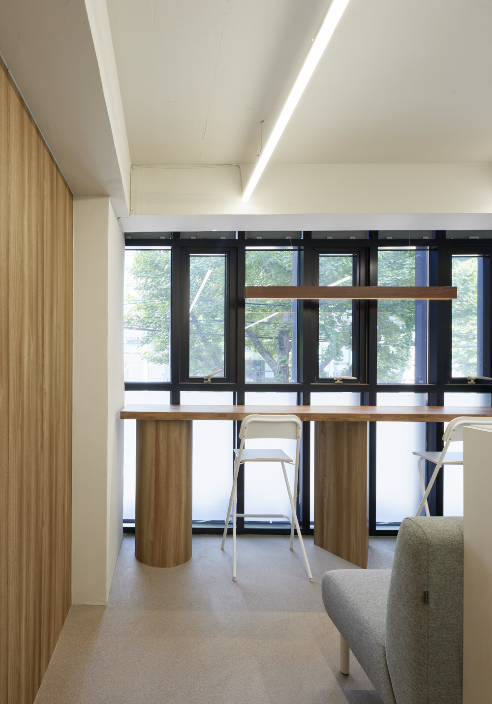 白色与木色交融的极简办公空间设计-14