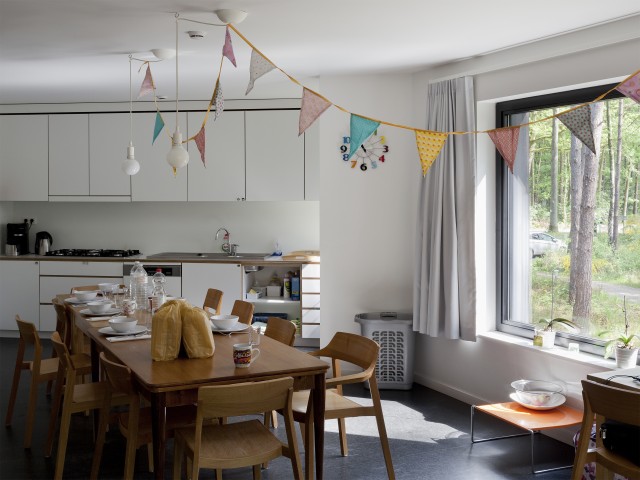 拉尔村的房子

注：aan‘t是荷兰语aan het的缩写形式，Huis aan‘t Laar可能是一个具体的地名、建筑名等，Laar可音译为拉尔 ，整体大致可理解为拉尔附近的房子 ，这里采用拉尔村的房子这种较常见的表达如果有更多背景信息，翻译会更精准 丨比利时丨51N4E（Johan Anrys等）-41