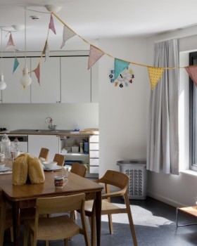 拉尔村的房子
注:aan‘t是荷兰语aan het的缩写形式,Huis aan‘t Laar可能是一个具体的地名、建筑名等,Laar可音译为拉尔 ,整体大致可理解为拉尔附近的房子 ,这里采用拉尔村的房子这种较常见的表达如果有更多背景信息,翻译会更精准 丨比利时丨51N4E(Johan Anrys等)