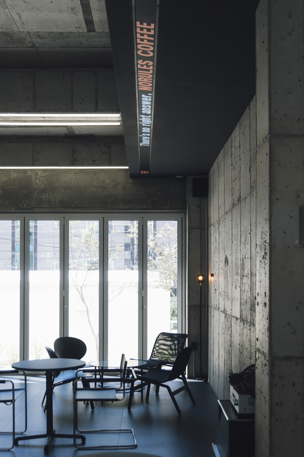 "韩国室内设计师打造 34 平极简咖啡厅，工业风设计成亮点"-8