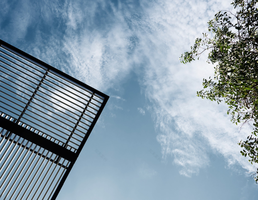 泰国田园风光中的现代钢结构之家-30