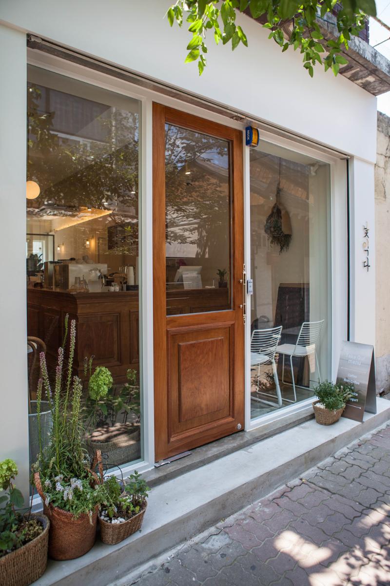 首尔 15 坪白色极简风咖啡厅设计-3