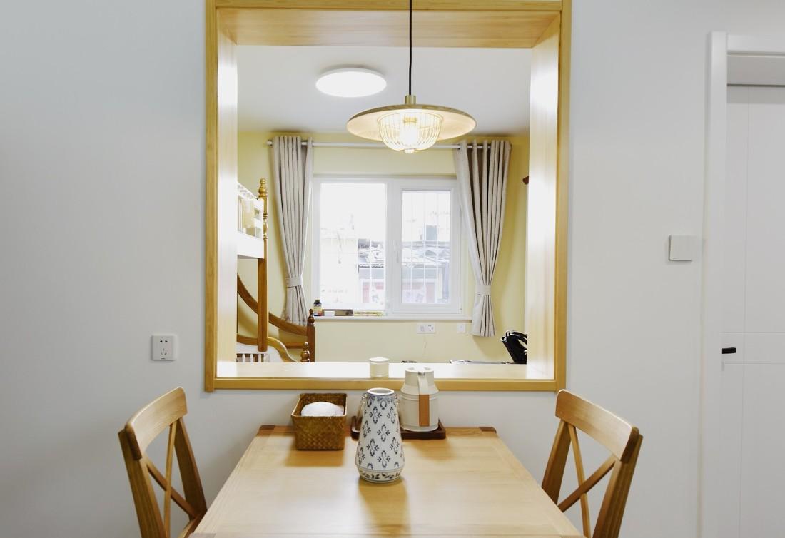 绿色皮质沙发打造小空间客厅，金属质感吊灯烘托餐厅气氛-12