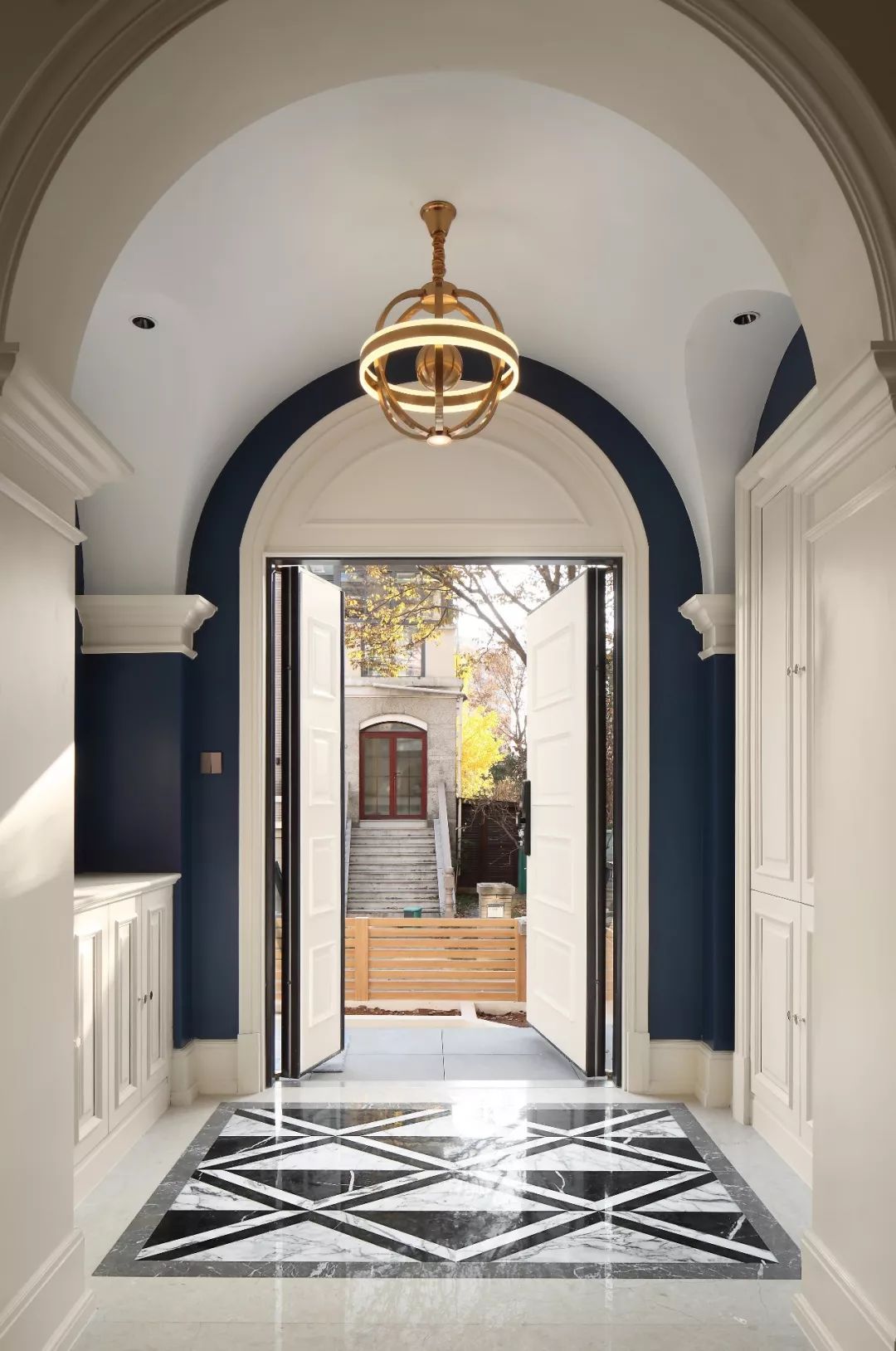 包豪斯色彩碰撞,打造 500 平方米艺术摩登空间-1