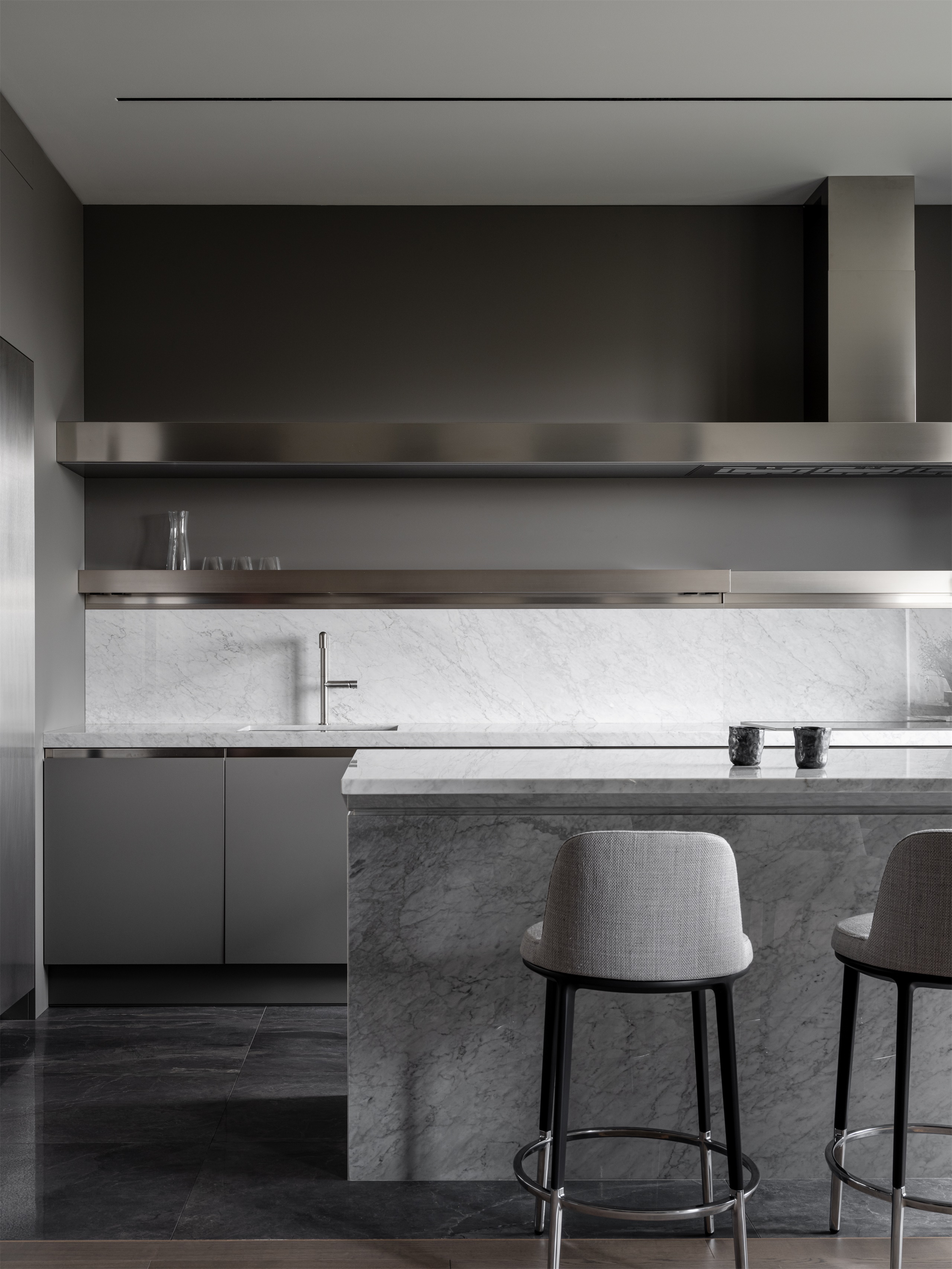 130 平方米深色现代公寓丨斯维特兰娜·李-13