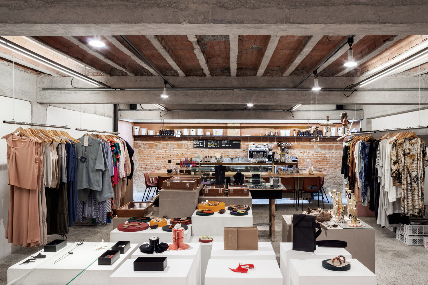 半埋车库变身的绿色时尚店铺-31