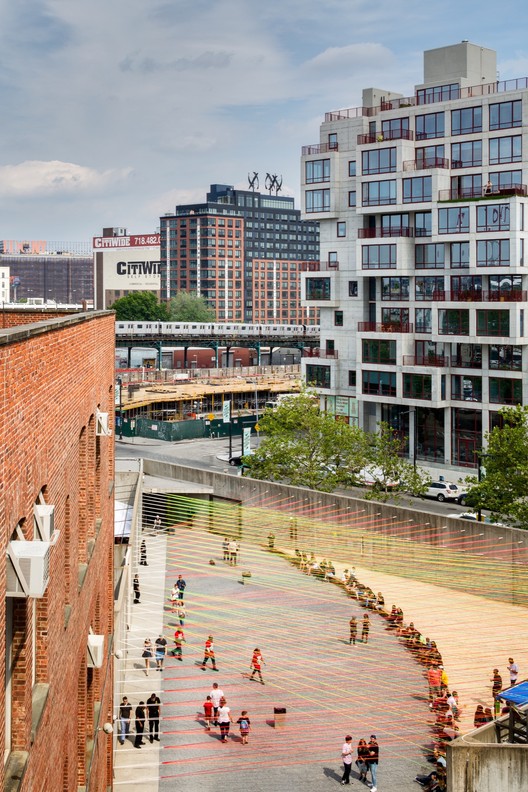 临时编织庭院·纽约 PS1 的彩色绳索云-2