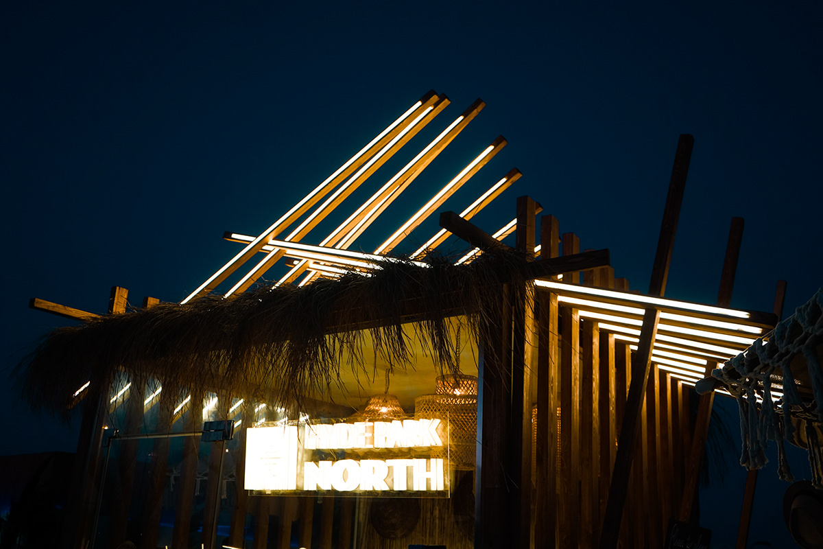 海边草屋美陈  超有氛围的户外露营网红打卡地展陈设计-3