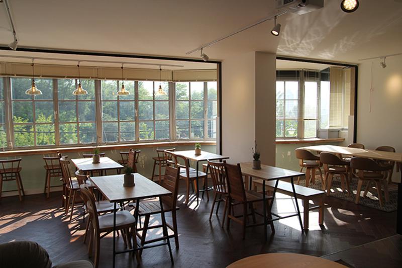 山丘之上的白色简约咖啡馆-2