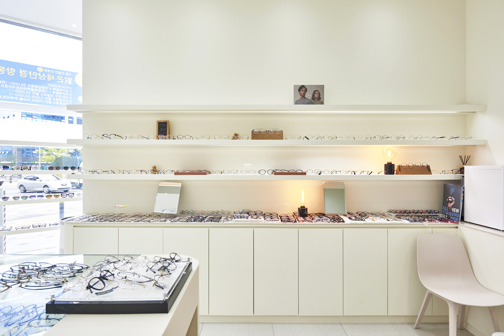 明亮世界眼镜店 | 白色调的 11 平米眼镜展示空间-8