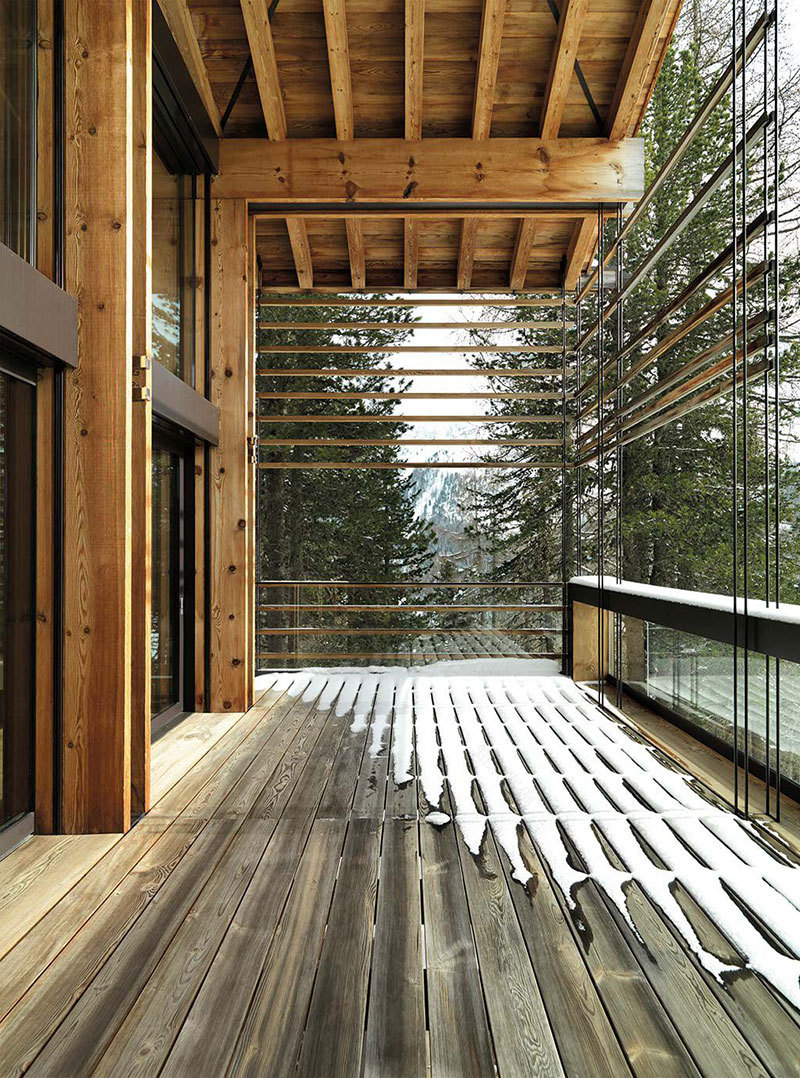 现代瑞士阿尔卑斯山滑雪坡旁小木屋-6