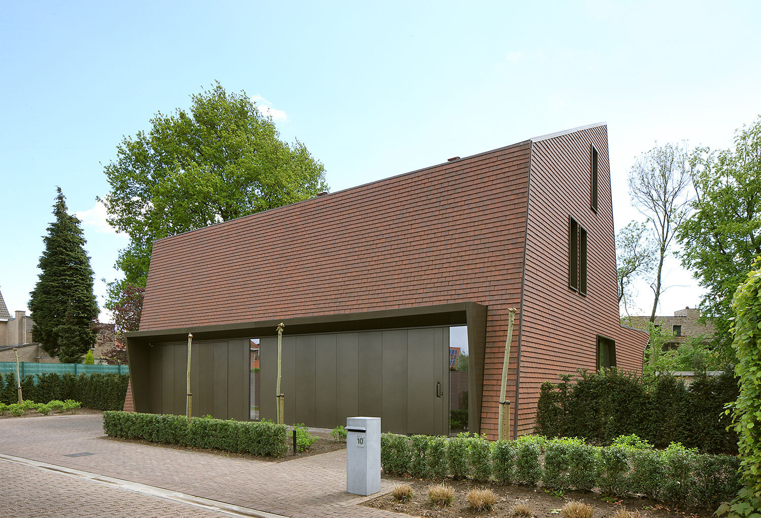 独特造型打破传统，红砖住宅的雕塑空间-12