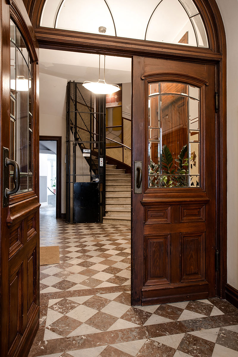 瑞典时尚阁楼公寓 | 玻璃隔墙与木梁的完美结合-31