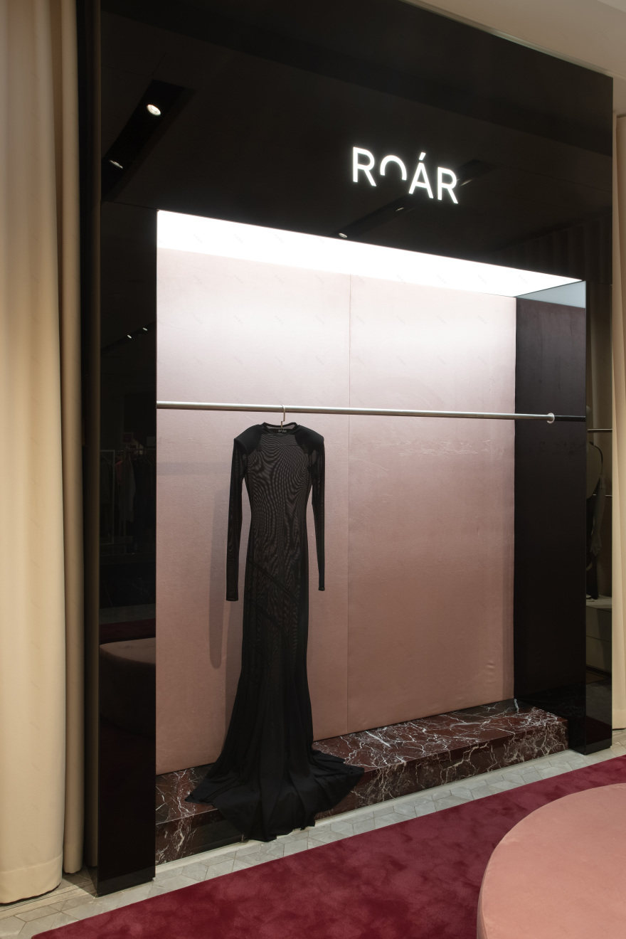 银座三越百货的咆哮角
注:TSUM常见指日本东京银座的三越百货(Mitsukoshi Ginza),这里推测 ROAR CORNER 指一个名为咆哮角的特定区域或角落具体也可结合实际场景进一步确定精准含义 丨DARYNA SHPURYK-4