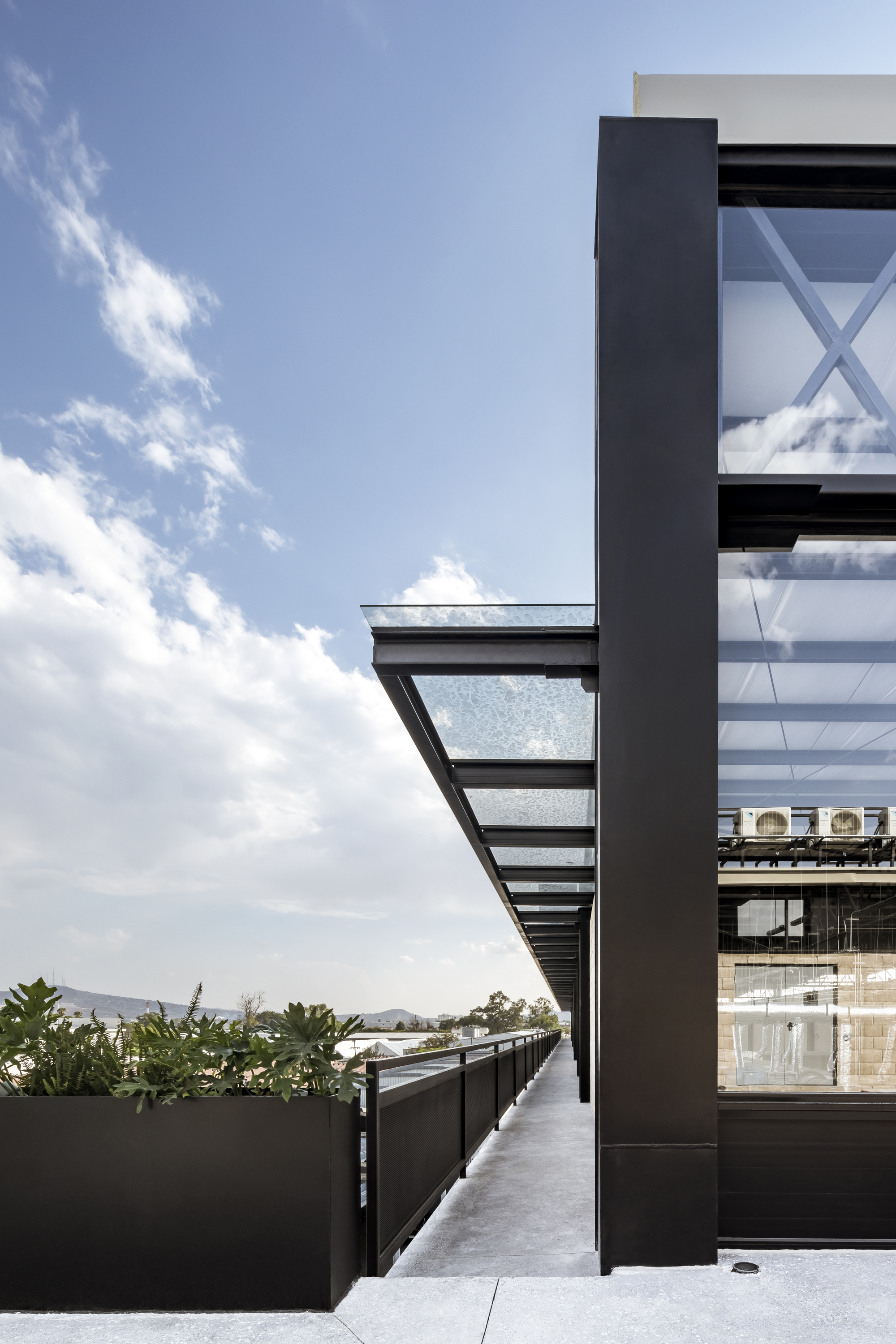 墨西哥 ABSA 总部办公建筑 | 工业风中的和谐环境-16