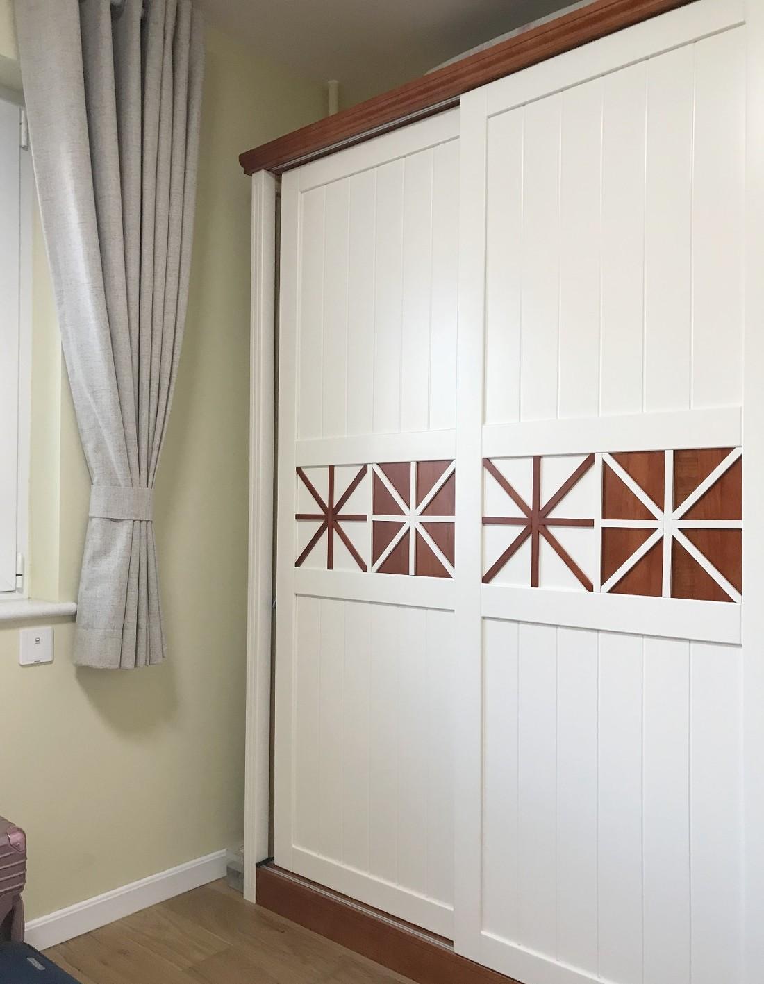 绿色皮质沙发打造小空间客厅，金属质感吊灯烘托餐厅气氛-26