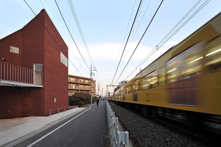 火车站旁的“锈色”小屋-2