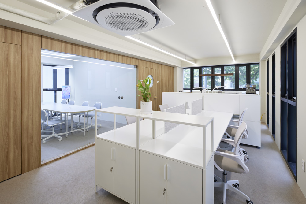 白色与木色交融的极简办公空间设计-6