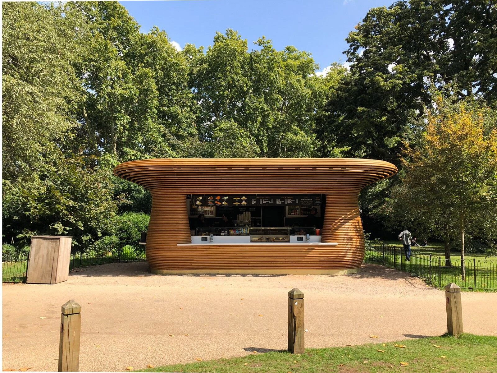 英国皇家公园曲线型咖啡馆丨Mizzi Studio-17