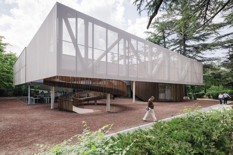 格鲁吉亚第比利斯公园中的蓝庭多媒体图书馆-2