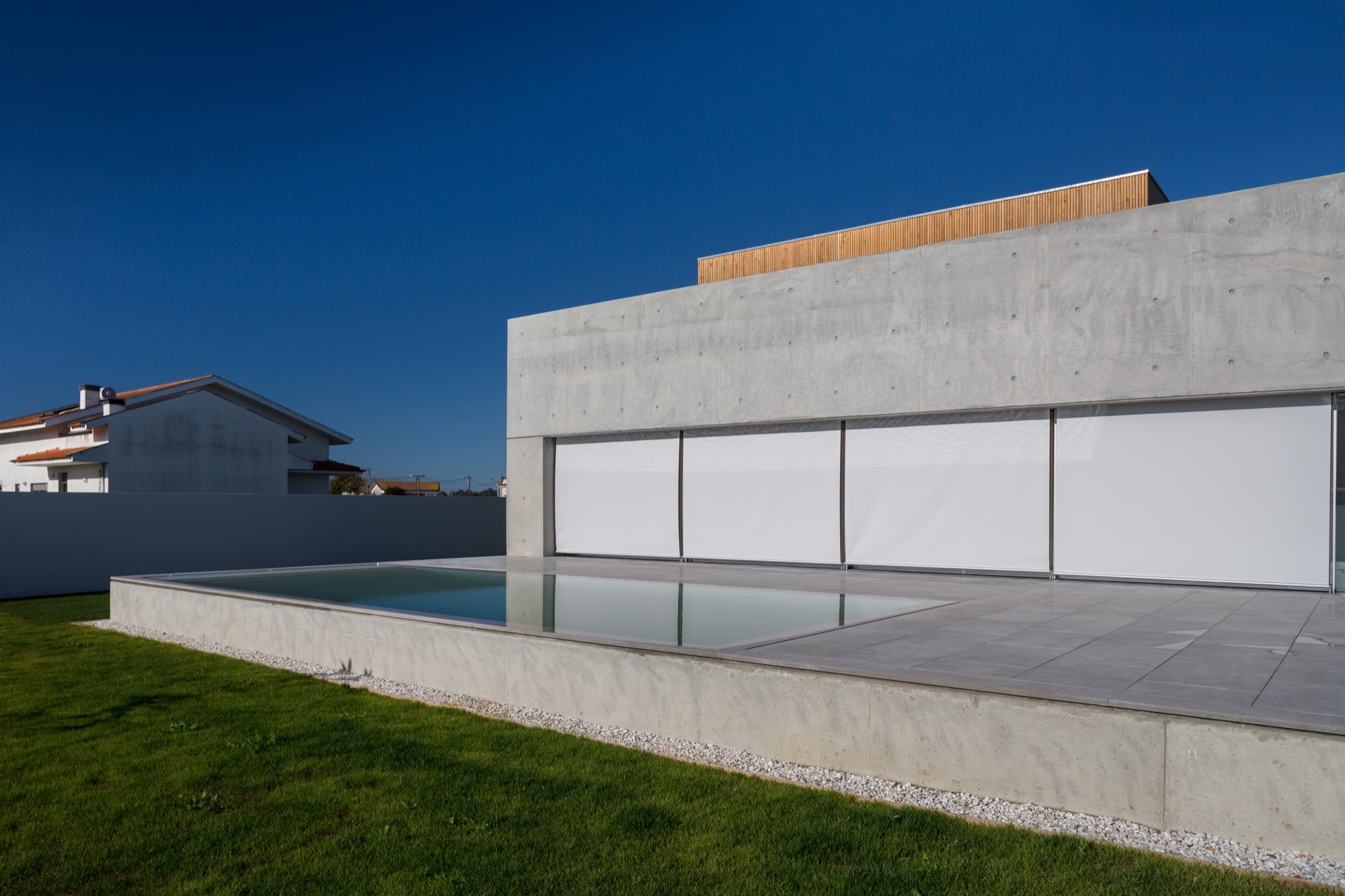 融入地形的葡萄牙私人住宅-32