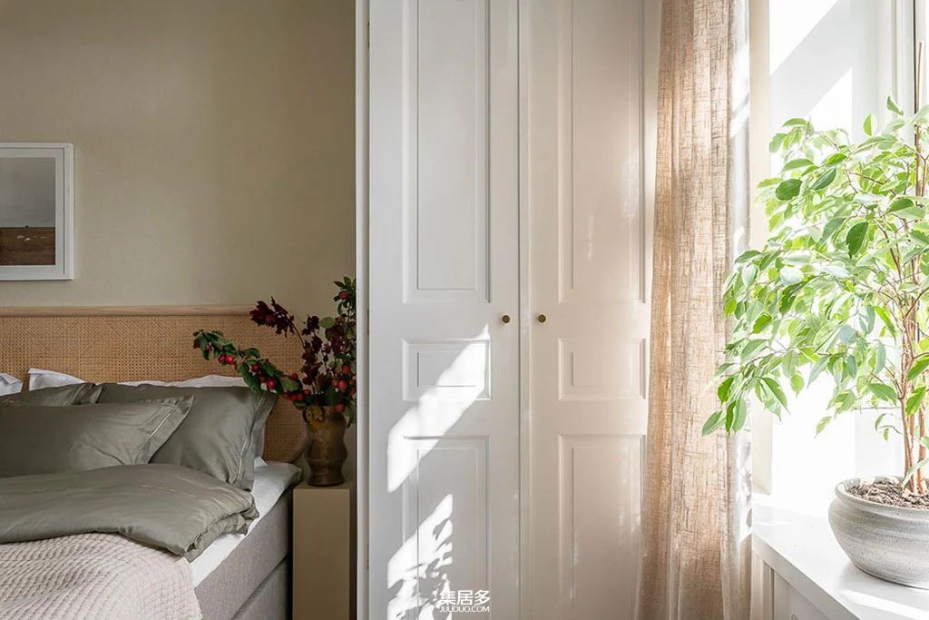 明亮斯堪的纳维亚公寓中的画廊式墙面点亮家居艺术-11