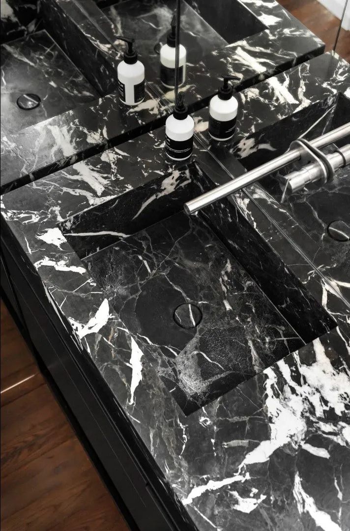 Aviram Kushmirski 打造轻奢风空间，黑白色调与实木地板的完美搭配-96