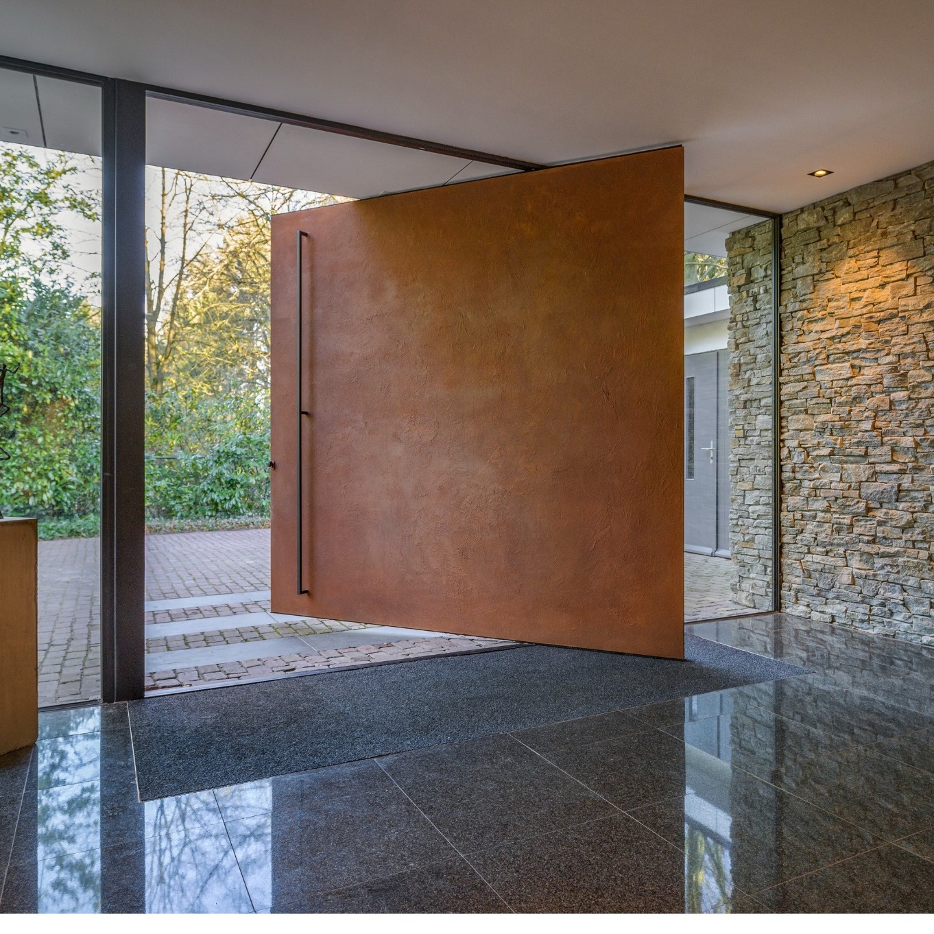 Pivot Doors for Creating a Dramatic Entrance-2