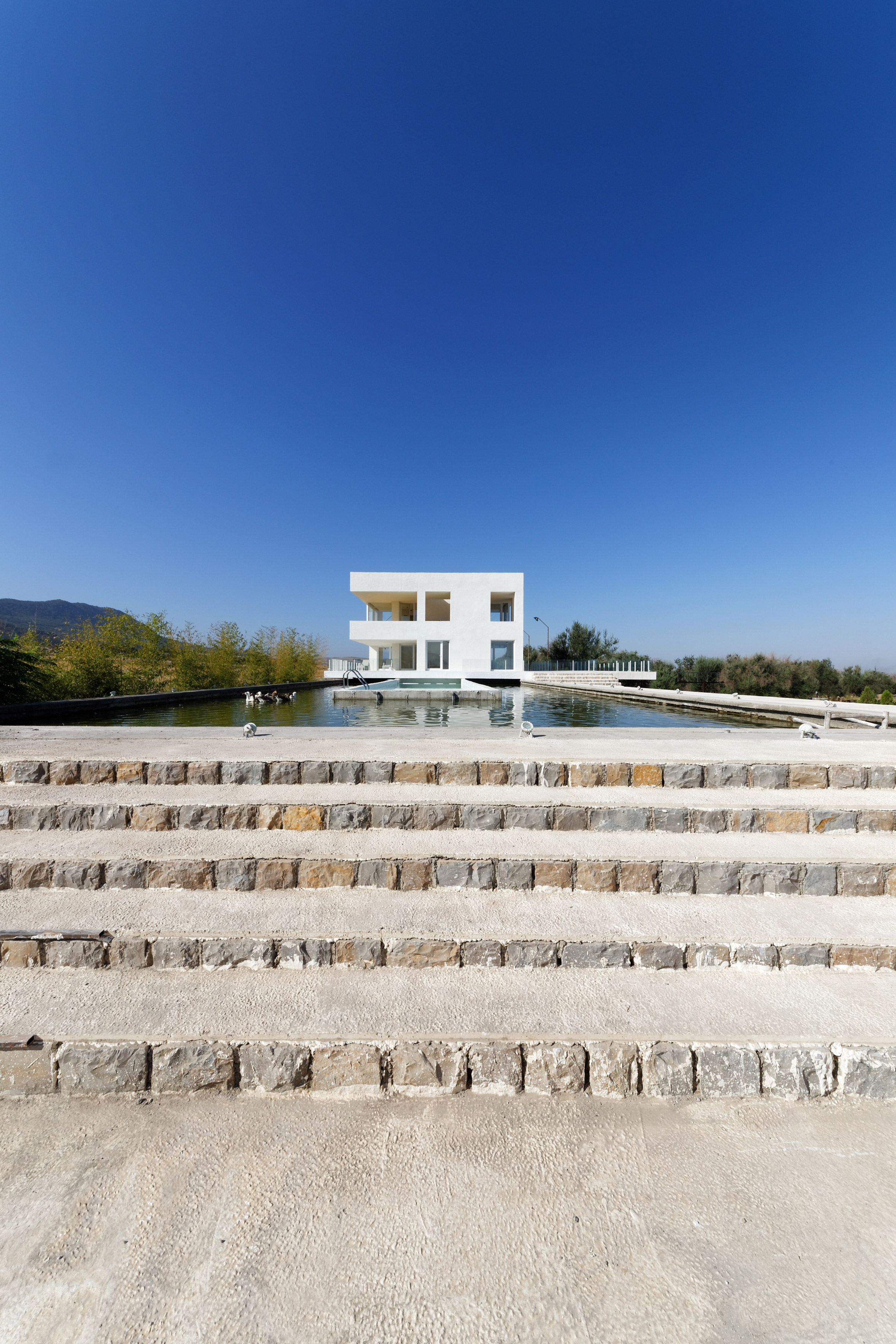 Zav Architects designs Iranian house as a belvedere featuring open-air viewing platforms-4