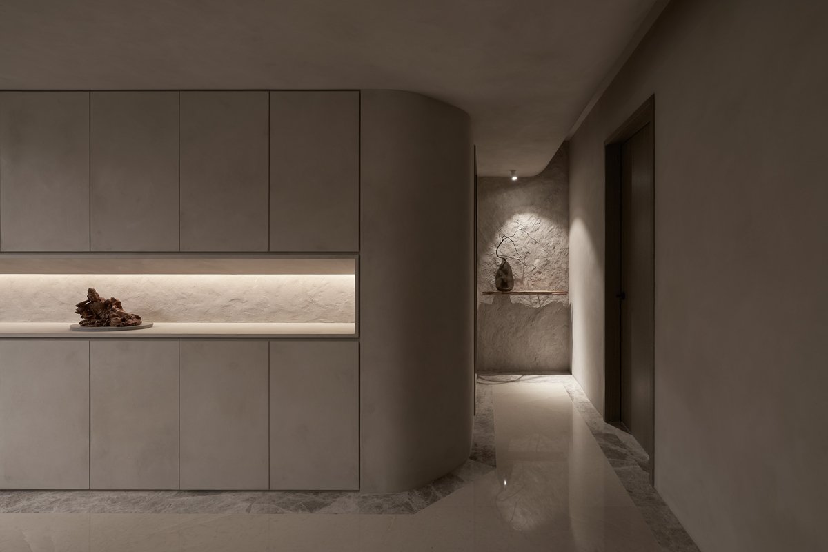 「最深的寧靜來自空無的頓悟」以光重構家居感官深度，安然庇護人們思緒和情感寄託的複層居宅 — Hey!Cheese-6
