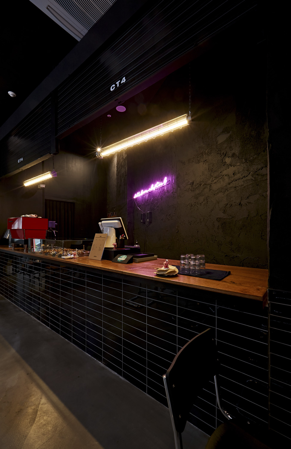 13 坪首尔咖啡厅，黑调工业风的设计魅力-14