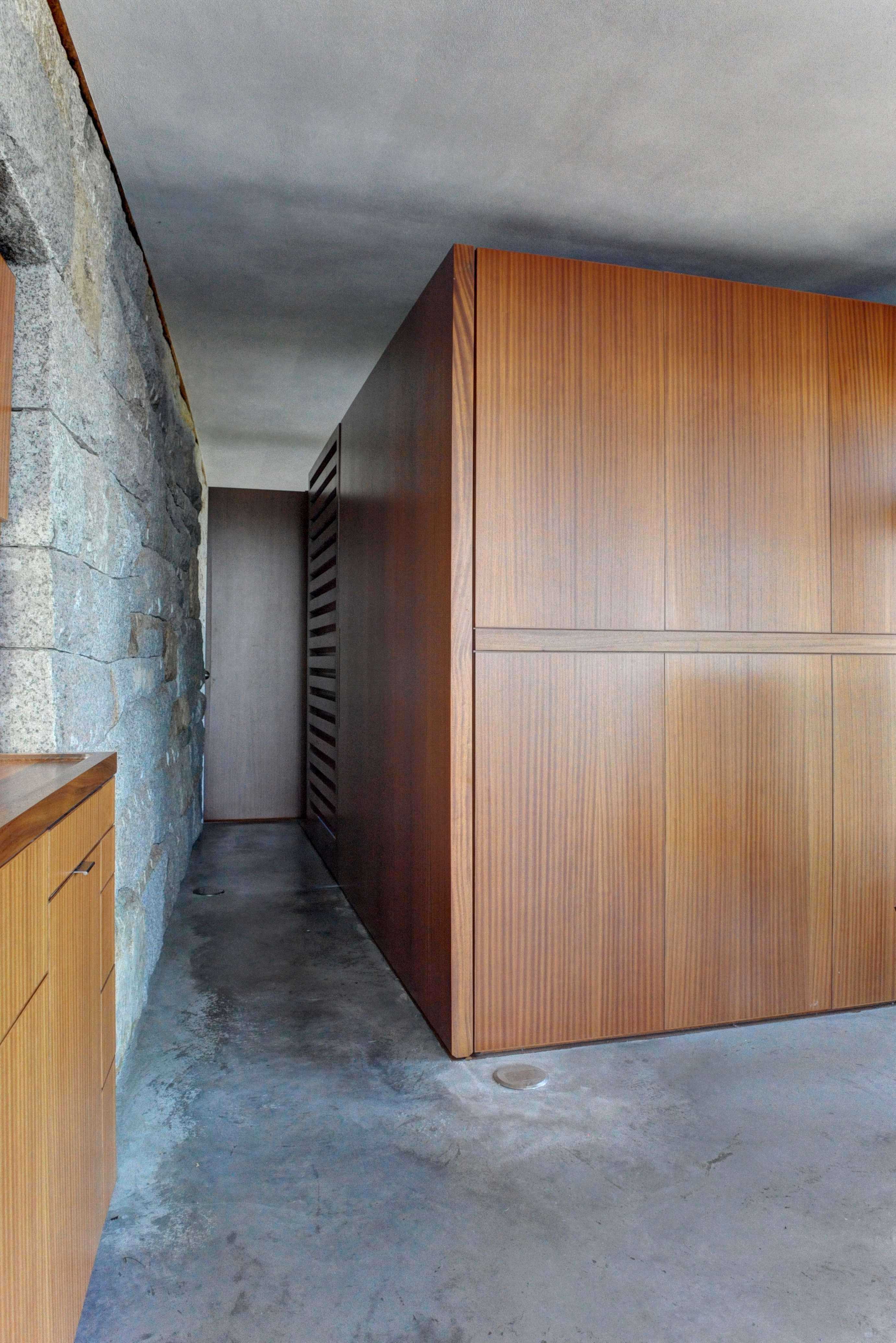 悬崖之上的绿色泳池住宅-19