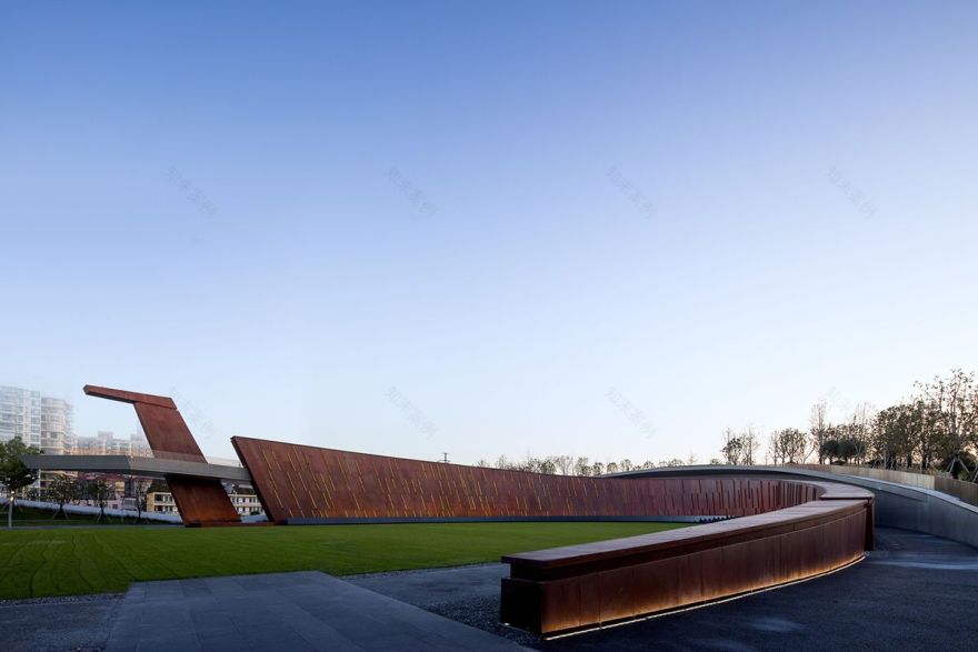 南京路和平纪念碑-4