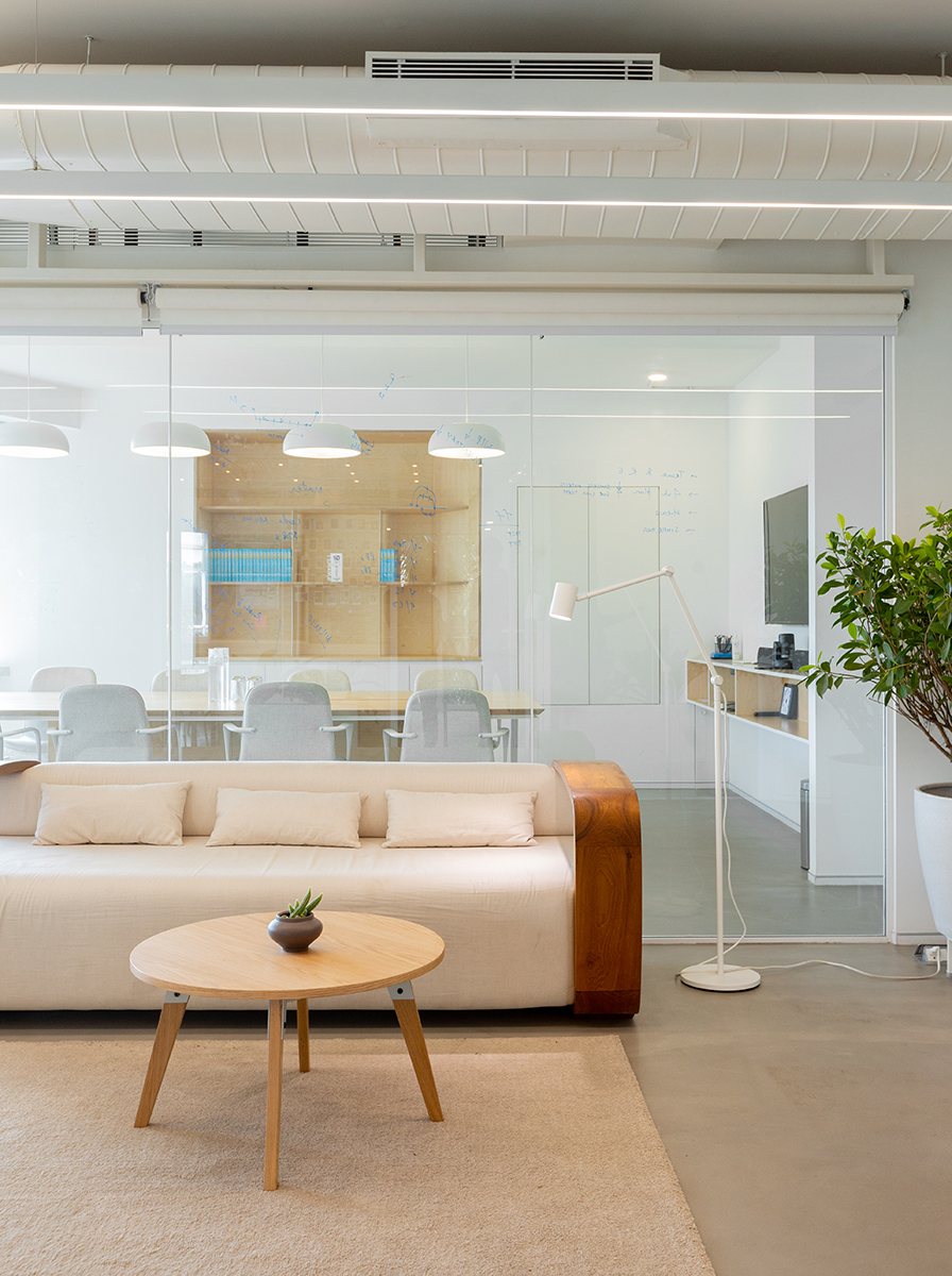 极简自然光下的开放办公空间-23