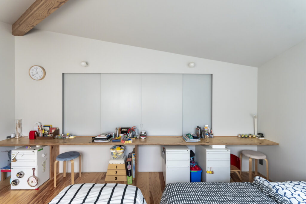 多くの緑とともに暮らす飽きの来ない家　ゆるやかにつながる空間と大きな開口でのびのびと暮らす | Architecture | 100%LiFE-8