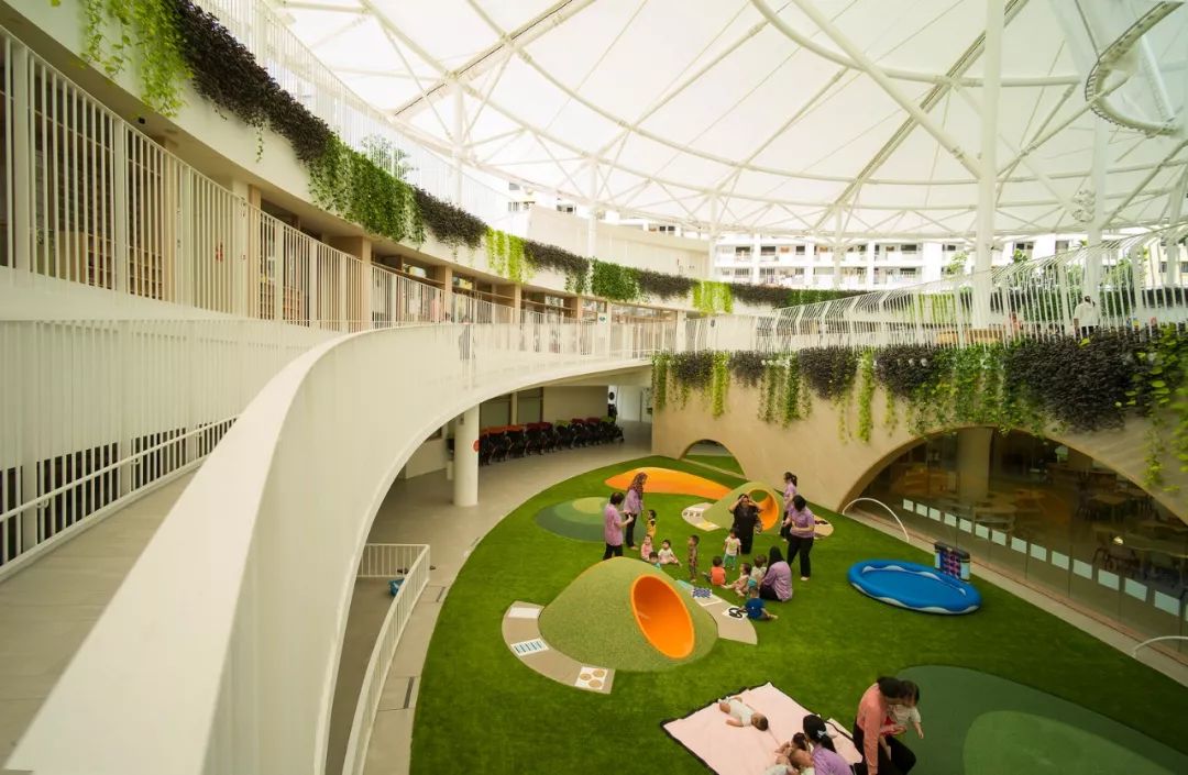 新加坡学前教育学校 Sparkletots，鳍状立面包围白色圆形空间-12