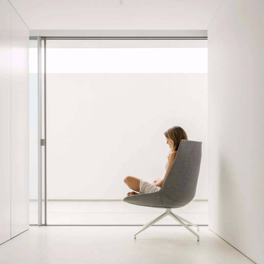 西班牙巴伦西亚“寂静之屋” | 半埋入式极简美学-45