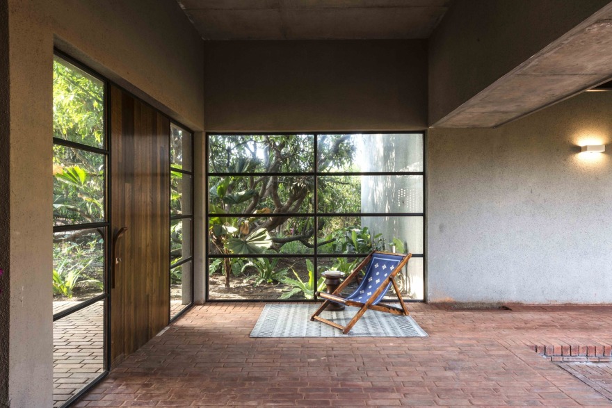 双胞胎别墅 | 红土墙与芒果树的庭院式家园-63