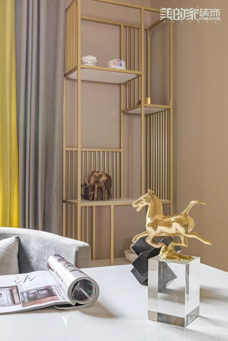 三代同堂的现代家园,金属质感与色彩活力的完美融合-53