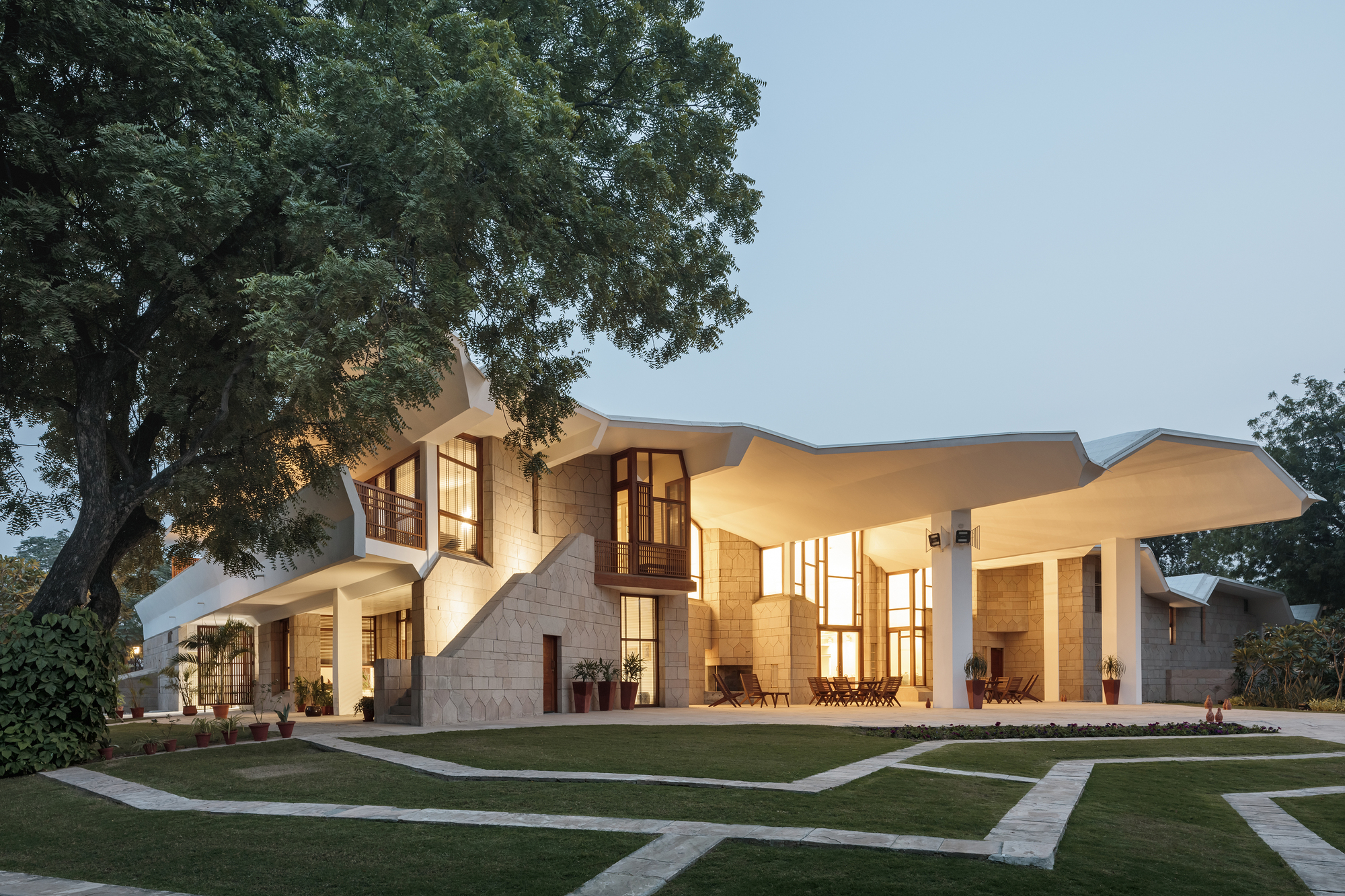 ALA Architects 巧手回春：芬蘭駐印度大使館的修復工程，尊重並延續 Reima 和 Raili Pietilä 原始設計，結合現代化設施與在地元素，讓歷史建築重現光彩 | FAM-36