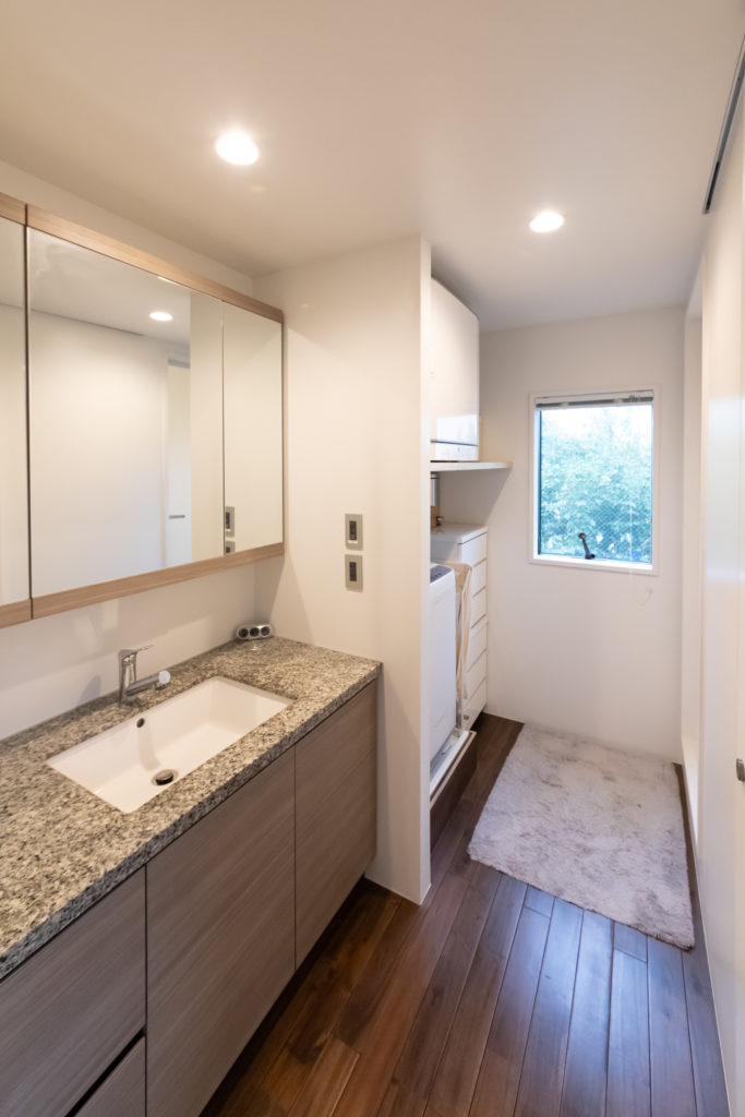 家族がほどよくつながる多目的な高床と空庭をもつ職住一体の住まい | Style of Life | 100%LiFE-12