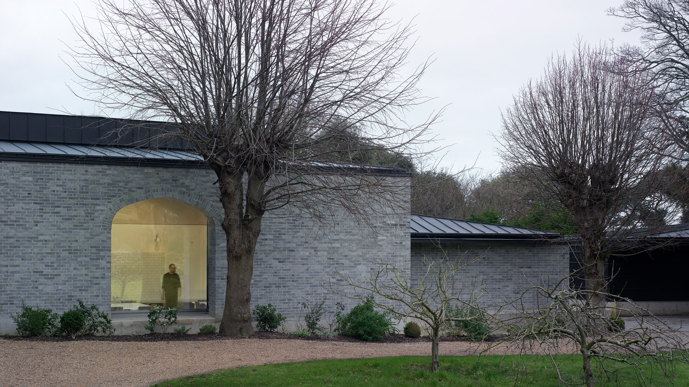 灰色砖与黑锌的巧妙融合，打造独特学习空间-0