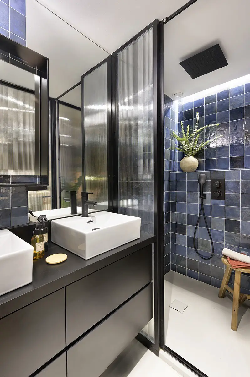 黑色图书馆墙设计，52m2 公寓变身超英雄收藏之家-19